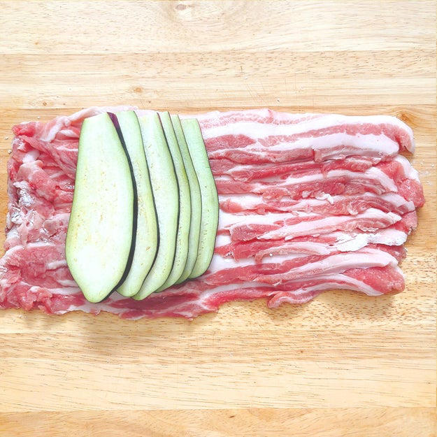 カリカリ豚なす焼き, 作り方：① 豚バラ肉にガーリックパウダーと塩をふり、片面に片栗粉をまぶす。, ② ①を裏返し、豚バラ肉になすをのせて折りたたむ。, ③ フライパンにサラダ油を引いて中火で熱し、カリッとするまで焼いたら完成！, これ、無限にイケるやつ......
