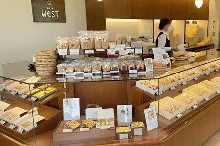 銀座ウエストの工場直営店は、2店舗！, 銀座ウエスト日野工場直売店へ！, 大人気のケーキやシュークリームがずらり！, 銀座ウエスト定番の焼き菓子も必見！, 洋菓子好き必見！工場直売店で銀座ウエストの世界観を満喫