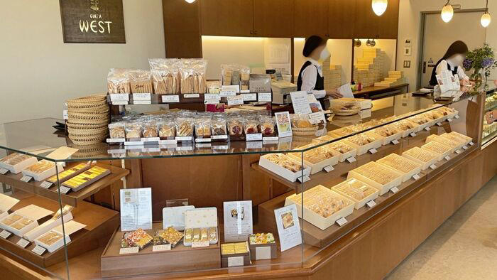 銀座ウエストの工場直営店は、2店舗！, 銀座ウエスト日野工場直売店へ！, 大人気のケーキやシュークリームがずらり！, 銀座ウエスト定番の焼き菓子も必見！, 洋菓子好き必見！工場直売店で銀座ウエストの世界観を満喫