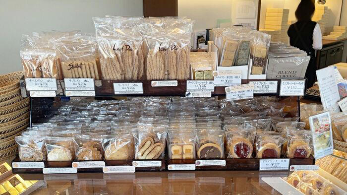 銀座ウエストの工場直営店は、2店舗！, 銀座ウエスト日野工場直売店へ！, 大人気のケーキやシュークリームがずらり！, 銀座ウエスト定番の焼き菓子も必見！, 洋菓子好き必見！工場直売店で銀座ウエストの世界観を満喫
