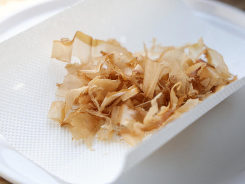 おかかとクリチの新玉サラダを作るのにかかる時間, おかかとクリチの新玉サラダのカロリー, おかかとクリチの新玉サラダのレシピ, おかかとクリチの新玉サラダの材料, おかかとクリチの新玉サラダの作り方, 新玉ねぎの辛みの抜き方, 広げてそのまま待つ, レンジで加熱する, さっとお湯をかける