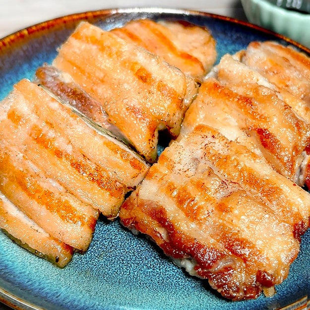 カリカリ豚なす焼き, 作り方：① 豚バラ肉にガーリックパウダーと塩をふり、片面に片栗粉をまぶす。, ② ①を裏返し、豚バラ肉になすをのせて折りたたむ。, ③ フライパンにサラダ油を引いて中火で熱し、カリッとするまで焼いたら完成！, これ、無限にイケるやつ......