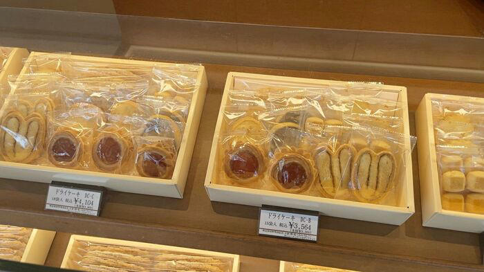 銀座ウエストの工場直営店は、2店舗！, 銀座ウエスト日野工場直売店へ！, 大人気のケーキやシュークリームがずらり！, 銀座ウエスト定番の焼き菓子も必見！, 洋菓子好き必見！工場直売店で銀座ウエストの世界観を満喫