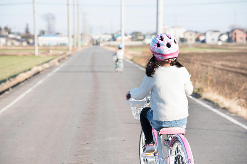 自転車は安全運転！ 被害者と加害者のどちらのリスクも伝えておく, 遅れてもいいから安全運転を, もしものときの保険に入る, 事故を起こしてしまったら、逃げないで対応する, おさらいしよう！ 基本の交通ルール, 車道は左側を走る。右側は違反になるので注意！, 13歳未満は自転車で歩道を通ることができる, 横断歩道は専用の道があれば走り、なければ降りる, 赤信号や一時停止の標識で必ずストップ！, 自転車で交通違反をしたらどうなるの？:2026年から16歳以上には反則金が科される, 軽微な交通違反には「青切符」が交付され、反則金が科される, 中高生の登校・下校の時間帯に自転車事故が多く発生している！
