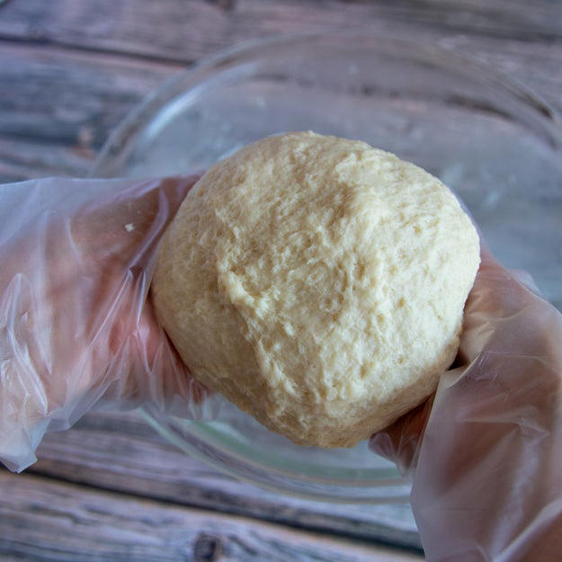 オーブン不要！ 炊飯器でふわっふわのちぎりパン, レシピの基本情報：, 作り方：① 耐熱ボウルに牛乳を入れ、ふんわりとラップをかけて600Wの電子レンジで30秒加熱する。, ② ①にドライイーストを入れて混ぜ合わせる。, ③ 別のボウルに【A】を入れて混ぜ、②を加えてひとまとまりになるまでこねる。バターを加えてさらにこね、表面が張るように丸める。, ④ ふんわりとラップをかけ、2倍の大きさになるまで1時間ほどおく。, ⑤ ④をこぶしで押してガスを抜き、8等分にして表面が張るように丸める。内釜に並べてふたをし、1.5倍の大きさになるまで40分ほどおく。, ⑥ きな粉と砂糖を混ぜたものを⑤に茶こしで振りかけ、通常通り炊飯する。炊き上がったらすぐに内釜から取り出し、粗熱がとれたら、完成！
