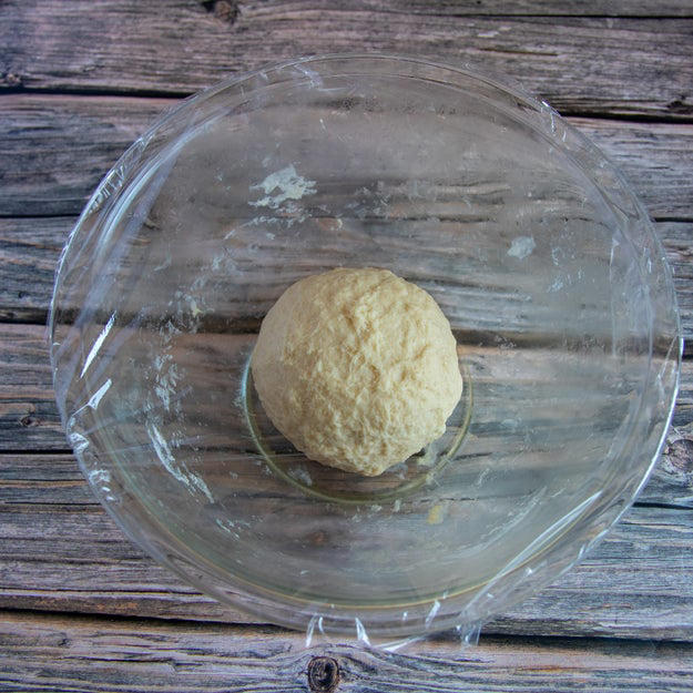 オーブン不要！ 炊飯器でふわっふわのちぎりパン, レシピの基本情報：, 作り方：① 耐熱ボウルに牛乳を入れ、ふんわりとラップをかけて600Wの電子レンジで30秒加熱する。, ② ①にドライイーストを入れて混ぜ合わせる。, ③ 別のボウルに【A】を入れて混ぜ、②を加えてひとまとまりになるまでこねる。バターを加えてさらにこね、表面が張るように丸める。, ④ ふんわりとラップをかけ、2倍の大きさになるまで1時間ほどおく。, ⑤ ④をこぶしで押してガスを抜き、8等分にして表面が張るように丸める。内釜に並べてふたをし、1.5倍の大きさになるまで40分ほどおく。, ⑥ きな粉と砂糖を混ぜたものを⑤に茶こしで振りかけ、通常通り炊飯する。炊き上がったらすぐに内釜から取り出し、粗熱がとれたら、完成！