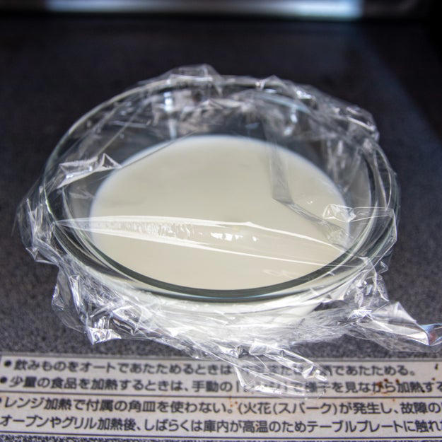 オーブン不要！ 炊飯器でふわっふわのちぎりパン, レシピの基本情報：, 作り方：① 耐熱ボウルに牛乳を入れ、ふんわりとラップをかけて600Wの電子レンジで30秒加熱する。, ② ①にドライイーストを入れて混ぜ合わせる。, ③ 別のボウルに【A】を入れて混ぜ、②を加えてひとまとまりになるまでこねる。バターを加えてさらにこね、表面が張るように丸める。, ④ ふんわりとラップをかけ、2倍の大きさになるまで1時間ほどおく。, ⑤ ④をこぶしで押してガスを抜き、8等分にして表面が張るように丸める。内釜に並べてふたをし、1.5倍の大きさになるまで40分ほどおく。, ⑥ きな粉と砂糖を混ぜたものを⑤に茶こしで振りかけ、通常通り炊飯する。炊き上がったらすぐに内釜から取り出し、粗熱がとれたら、完成！