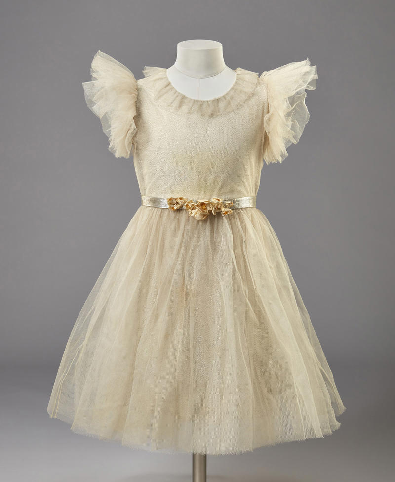 Her sister’s wedding, State visit to France (1957), The young bridesmaid, State visit to France (1972)