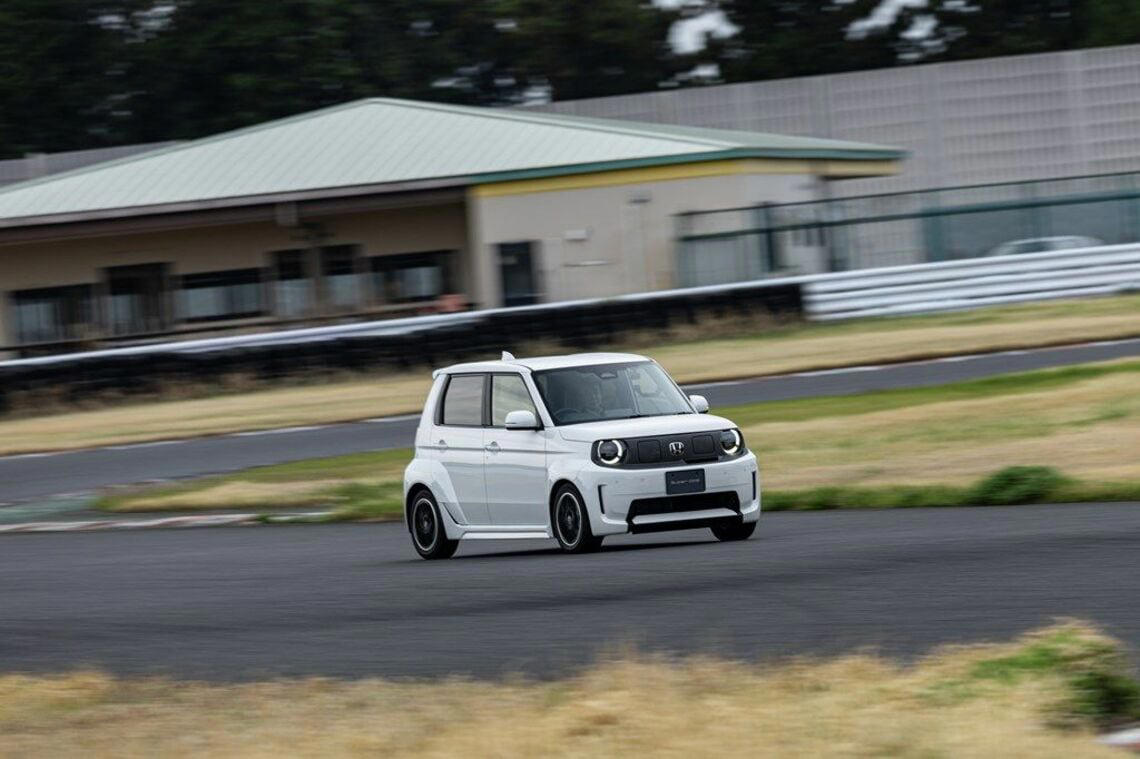 このタイミングでホンダがEVを発表した理由, ブリスターフェンダー採用の“やんちゃ”なスタイル, シティ・ターボⅡを想起させるインテリア, NORMALモードの走行性能, Super-ONEで追加されたBOOSTモード, 低重心化により安定感が増したハンドリング, ワクワクが詰まった新EVカテゴリーに期待