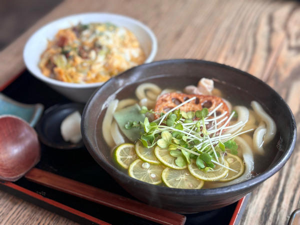 里山エリアの旨いうどん屋『すじかま』, 趣のあるおしゃれな店内にわくわく！, 何度行っても飽きなさそうな充実のメニュー数！, 初めて食べる『うどんの耳』？！, コシのある太麵が美味！, 柔らかホロホロのすじ肉が堪らない！, 見た目も美しいすだちうどん♪, 香川じゃなくても絶品！