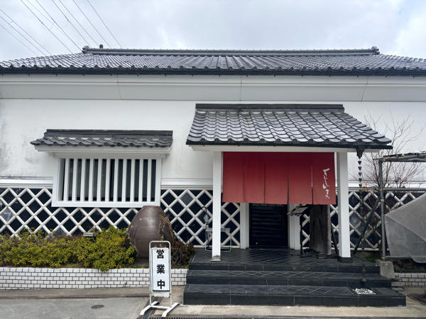 里山エリアの旨いうどん屋『すじかま』, 趣のあるおしゃれな店内にわくわく！, 何度行っても飽きなさそうな充実のメニュー数！, 初めて食べる『うどんの耳』？！, コシのある太麵が美味！, 柔らかホロホロのすじ肉が堪らない！, 見た目も美しいすだちうどん♪, 香川じゃなくても絶品！