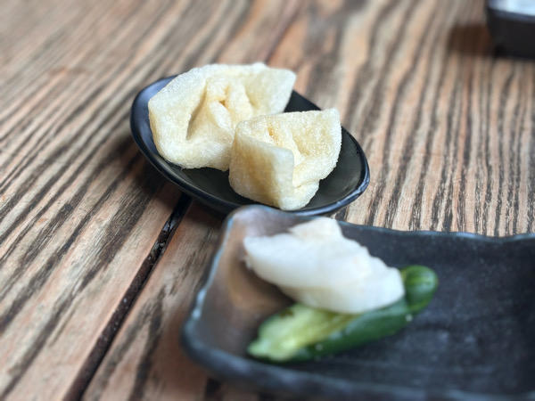 里山エリアの旨いうどん屋『すじかま』, 趣のあるおしゃれな店内にわくわく！, 何度行っても飽きなさそうな充実のメニュー数！, 初めて食べる『うどんの耳』？！, コシのある太麵が美味！, 柔らかホロホロのすじ肉が堪らない！, 見た目も美しいすだちうどん♪, 香川じゃなくても絶品！