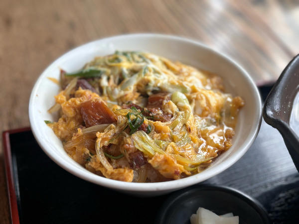 里山エリアの旨いうどん屋『すじかま』, 趣のあるおしゃれな店内にわくわく！, 何度行っても飽きなさそうな充実のメニュー数！, 初めて食べる『うどんの耳』？！, コシのある太麵が美味！, 柔らかホロホロのすじ肉が堪らない！, 見た目も美しいすだちうどん♪, 香川じゃなくても絶品！