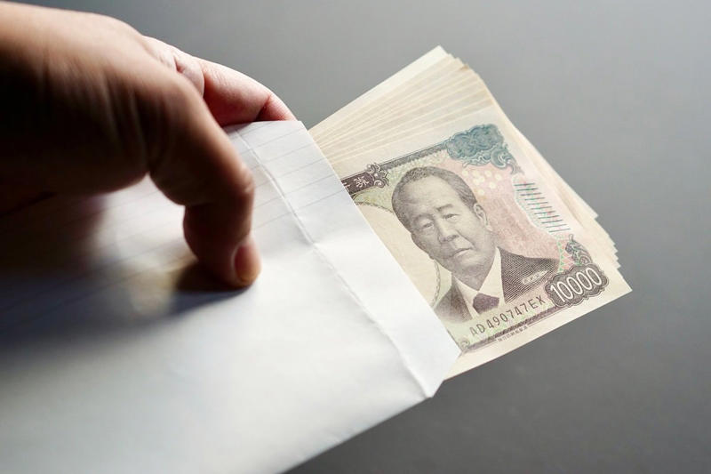 2026年度の年金増額に注目！国民年金は1.9％、厚生年金は2.0％の引き上げへ, ライフコースに応じたモデル年金額, ケース1：厚生年金期間中心の男性, ケース2：国民年金（第1号被保険者）期間中心の男性, ケース3：厚生年金期間中心の女性, ケース4：国民年金（第1号被保険者）期間中心の女性, ケース5：国民年金（第3号被保険者）期間中心の女性, 60歳代シニアの年金受給額を一覧表で紹介, 【60〜69歳】厚生年金の平均月額, 【60〜69歳】国民年金の平均月額, 70歳代シニアの年金受給額を一覧表で紹介, 【70〜79歳】厚生年金の平均月額, 【70〜79歳】国民年金の平均月額, 80歳代シニアの年金受給額を一覧表で紹介, 【80〜89歳】厚生年金の平均月額, 【80〜89歳】国民年金の平均月額