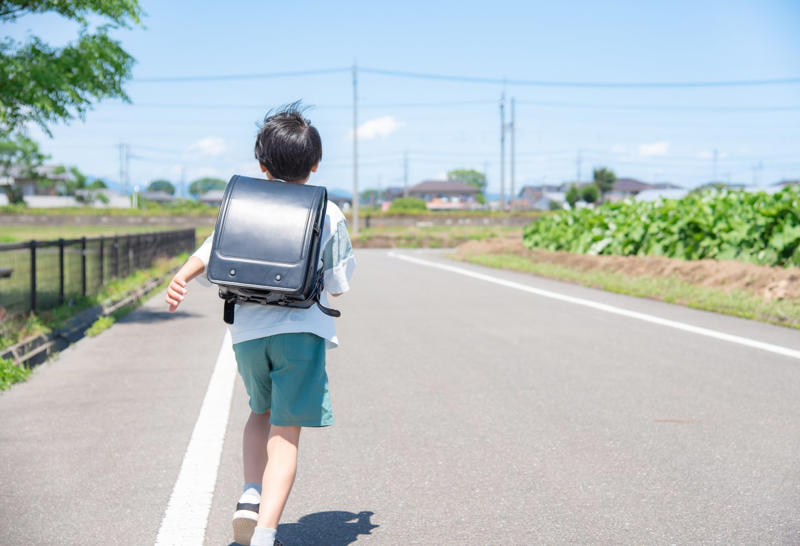  給食時間に次々とプリント問題を解く子どもたち, 全国学力テストの順位33位が発端, 順位に一喜一憂する学校関係者が考えた成績アップ法, なぜ、学力スコア全教科低下は起きたのか