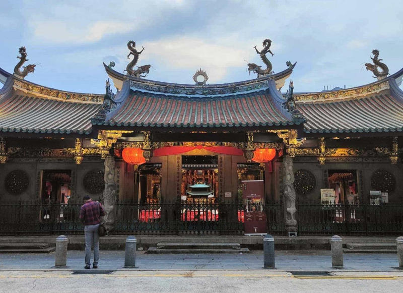 1. วัดเยี่ยไห่ชิง (Yueh Hai Ching Temple) , 2. วัดเทียนฮกเก๋ง (Thian Hock Keng Temple), 3. วัดเซียงจู่กง (Siang Cho Keong Temple), 4. วัดศรีมาริอัมมันต์ (Sri Mariamman Temple), 5. วัดกวนอิมตงฮุดโช (Kwan Im Thong Hood Cho Temple), 6. วัดศรีวิรามกาลีอัมมัน (Sri Veeramakaliamman Temple), 7. วัดเหลียนซานซวงหลิน (Lian Shan Shuang Lin Monastery)
