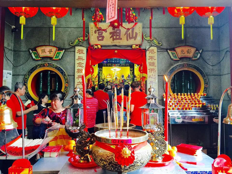 1. วัดเยี่ยไห่ชิง (Yueh Hai Ching Temple) , 2. วัดเทียนฮกเก๋ง (Thian Hock Keng Temple), 3. วัดเซียงจู่กง (Siang Cho Keong Temple), 4. วัดศรีมาริอัมมันต์ (Sri Mariamman Temple), 5. วัดกวนอิมตงฮุดโช (Kwan Im Thong Hood Cho Temple), 6. วัดศรีวิรามกาลีอัมมัน (Sri Veeramakaliamman Temple), 7. วัดเหลียนซานซวงหลิน (Lian Shan Shuang Lin Monastery)