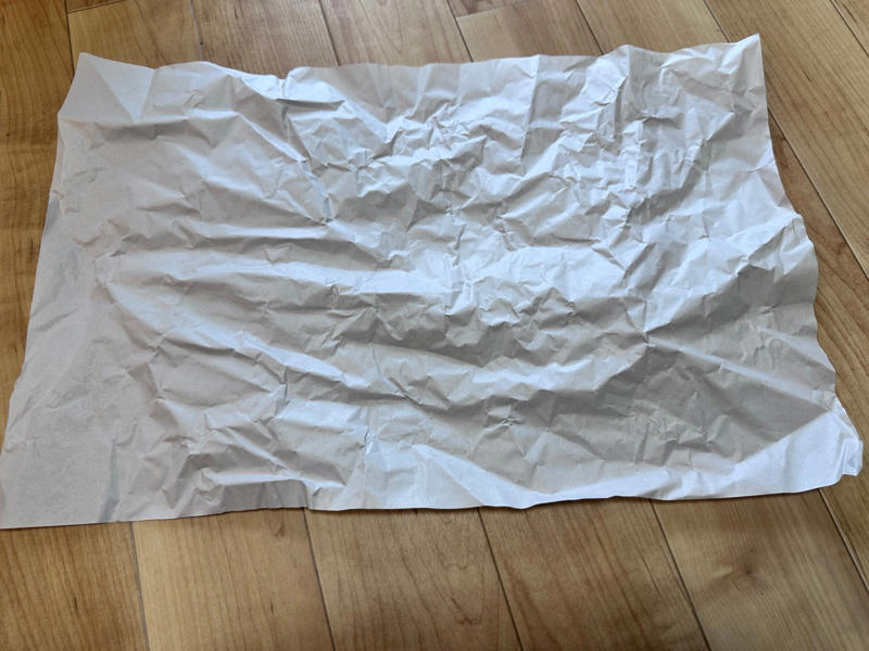 1.下から3分の1くらい折り上げる, 2.左側3分の１を折る, 3.右側から3分の1も折る, 4.ポケットに右側の紙を入れ込む, 5.上側の紙もポケットに入れ込む, 5.逆さまにして完成