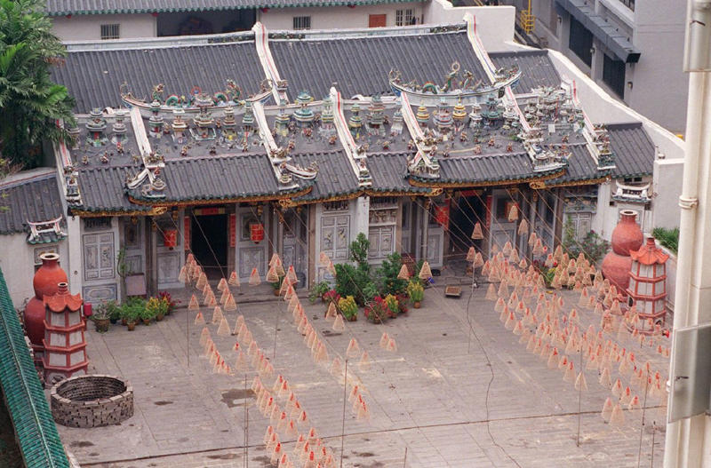 1. วัดเยี่ยไห่ชิง (Yueh Hai Ching Temple) , 2. วัดเทียนฮกเก๋ง (Thian Hock Keng Temple), 3. วัดเซียงจู่กง (Siang Cho Keong Temple), 4. วัดศรีมาริอัมมันต์ (Sri Mariamman Temple), 5. วัดกวนอิมตงฮุดโช (Kwan Im Thong Hood Cho Temple), 6. วัดศรีวิรามกาลีอัมมัน (Sri Veeramakaliamman Temple), 7. วัดเหลียนซานซวงหลิน (Lian Shan Shuang Lin Monastery)