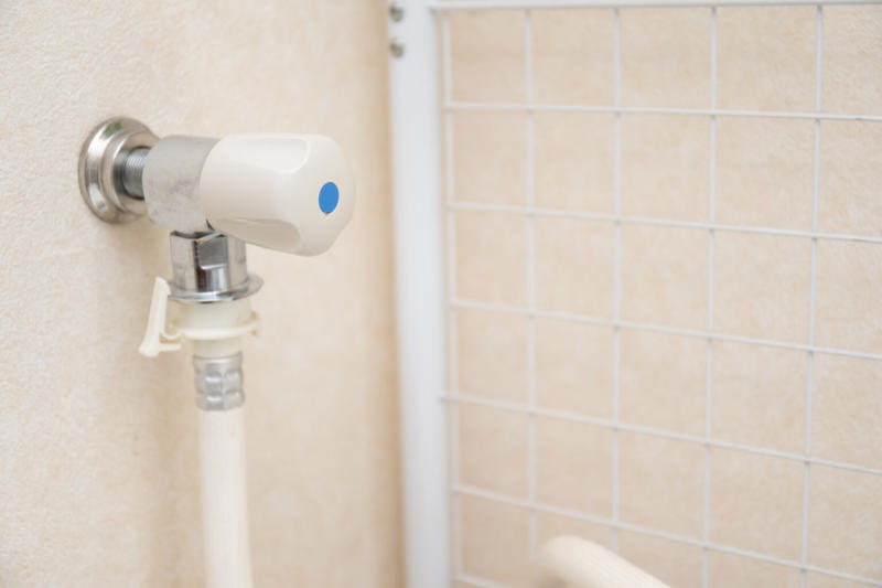 洗濯機の水栓は開けっ放しでも大丈夫？, 洗濯機の水栓を開けっ放しにする4つのリスク, 1. ホースや接続部に水圧がかかり続ける, 2. パッキンや水栓が傷みやすくなる, 3. 地震や衝撃で水漏れが広がりやすい, 4. 接続部の緩みや劣化に気づきにくい, 洗濯機で水漏れしたときの対処法, まず水栓を閉める, 電源まわりを確認して安全を確保する, 水漏れの原因を確認する, 必要に応じて管理会社や業者に連絡する, 水栓を閉めるのが面倒なときの工夫, 緊急止水弁付き水栓を検討する, 開閉しやすいレバー式に替える, 水漏れセンサーを活用する, 無理なく続けられる水漏れ予防の習慣, 洗濯が終わったら水栓を閉める, 外出前や就寝前に確認する, ホースや接続部の傷みを点検する, パッキンやホースを早めに交換する, 洗濯機の水栓でよくある疑問, 開けっ放しでも水道代は上がる？, 緊急止水弁付きなら閉めなくてもいい？, 乾燥運転のときも閉めてよい？, 洗濯機の水栓は使うときだけ開けるのが安心