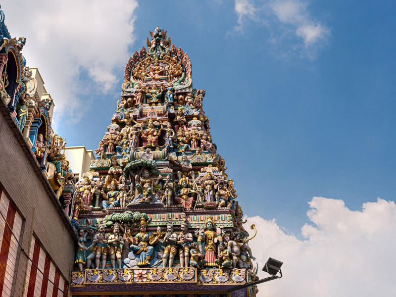1. วัดเยี่ยไห่ชิง (Yueh Hai Ching Temple) , 2. วัดเทียนฮกเก๋ง (Thian Hock Keng Temple), 3. วัดเซียงจู่กง (Siang Cho Keong Temple), 4. วัดศรีมาริอัมมันต์ (Sri Mariamman Temple), 5. วัดกวนอิมตงฮุดโช (Kwan Im Thong Hood Cho Temple), 6. วัดศรีวิรามกาลีอัมมัน (Sri Veeramakaliamman Temple), 7. วัดเหลียนซานซวงหลิน (Lian Shan Shuang Lin Monastery)