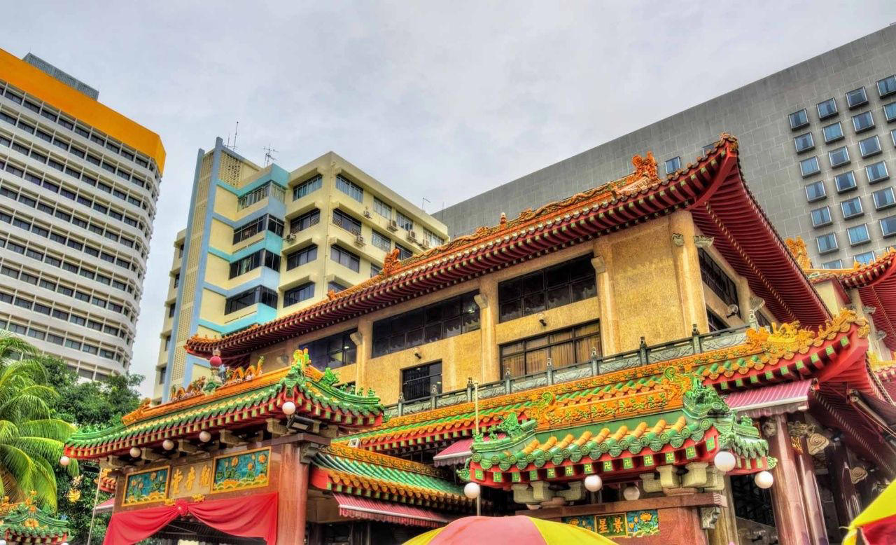 1. วัดเยี่ยไห่ชิง (Yueh Hai Ching Temple) , 2. วัดเทียนฮกเก๋ง (Thian Hock Keng Temple), 3. วัดเซียงจู่กง (Siang Cho Keong Temple), 4. วัดศรีมาริอัมมันต์ (Sri Mariamman Temple), 5. วัดกวนอิมตงฮุดโช (Kwan Im Thong Hood Cho Temple), 6. วัดศรีวิรามกาลีอัมมัน (Sri Veeramakaliamman Temple), 7. วัดเหลียนซานซวงหลิน (Lian Shan Shuang Lin Monastery)