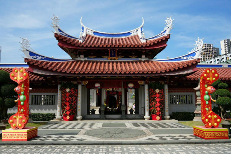 1. วัดเยี่ยไห่ชิง (Yueh Hai Ching Temple) , 2. วัดเทียนฮกเก๋ง (Thian Hock Keng Temple), 3. วัดเซียงจู่กง (Siang Cho Keong Temple), 4. วัดศรีมาริอัมมันต์ (Sri Mariamman Temple), 5. วัดกวนอิมตงฮุดโช (Kwan Im Thong Hood Cho Temple), 6. วัดศรีวิรามกาลีอัมมัน (Sri Veeramakaliamman Temple), 7. วัดเหลียนซานซวงหลิน (Lian Shan Shuang Lin Monastery)