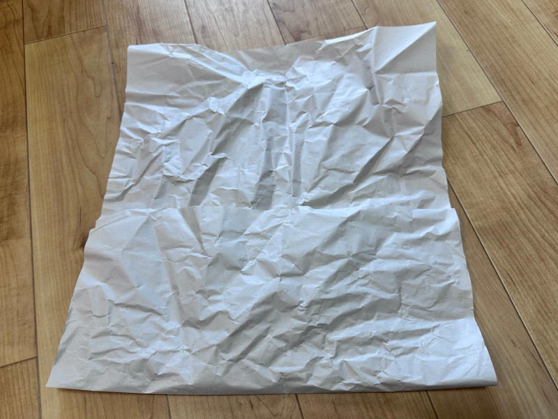1.下から3分の1くらい折り上げる, 2.左側3分の１を折る, 3.右側から3分の1も折る, 4.ポケットに右側の紙を入れ込む, 5.上側の紙もポケットに入れ込む, 5.逆さまにして完成