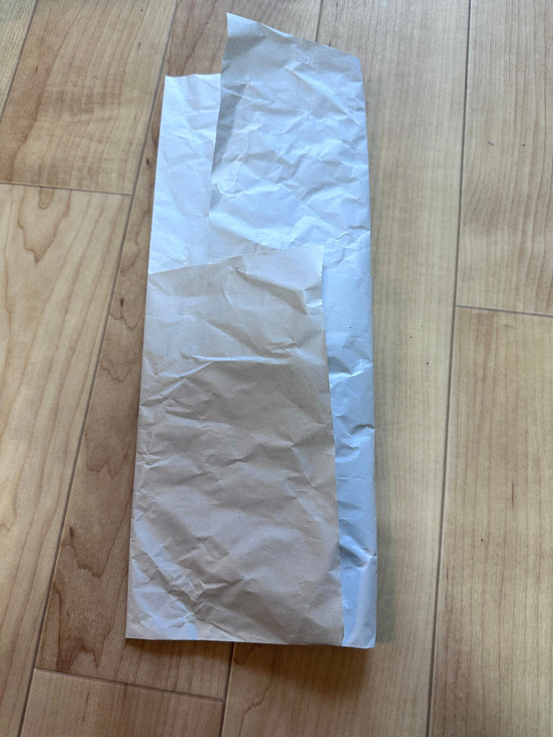 1.下から3分の1くらい折り上げる, 2.左側3分の１を折る, 3.右側から3分の1も折る, 4.ポケットに右側の紙を入れ込む, 5.上側の紙もポケットに入れ込む, 5.逆さまにして完成