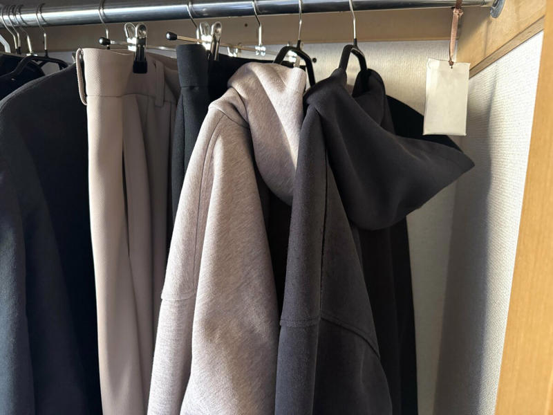 1：お気に入りの服は「2色買い」。朝の迷いがなくなった, 2：文房具は場所ごとにセット。取りに行く手間をなくす, 3：充電器は家と外出用の2つもち。「あれどこ？」を防ぐ！, 複数持ちで小さなストレスを減らせた