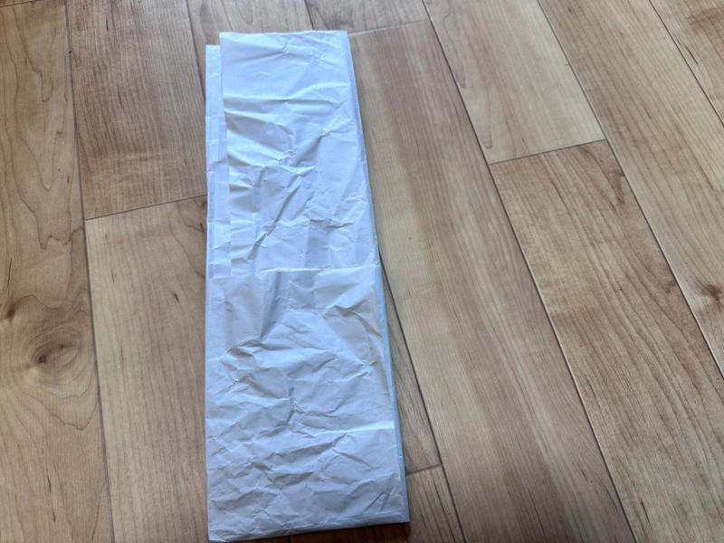1.下から3分の1くらい折り上げる, 2.左側3分の１を折る, 3.右側から3分の1も折る, 4.ポケットに右側の紙を入れ込む, 5.上側の紙もポケットに入れ込む, 5.逆さまにして完成