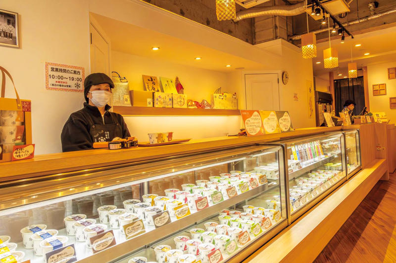 試食代わりの納豆食べ放題や自動販売機が話題『納豆工房 せんだい屋』［池尻大橋］, 『納豆工房 せんだい屋』店舗詳細, 基本の納豆＆トッピングでカスタマイズは無限『納豆BAR 小金庵』［蔵前］, 『納豆BAR 小金庵』店舗詳細