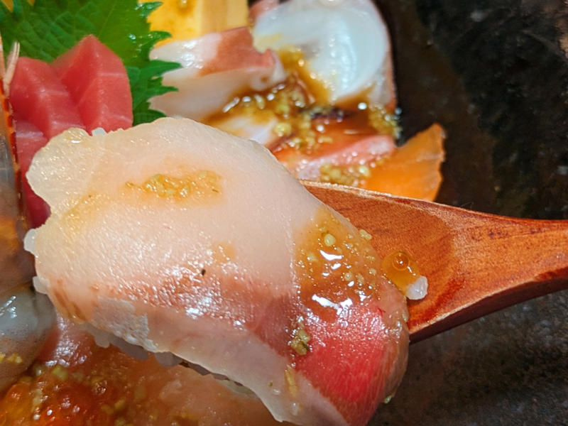 開店10分後で滑り込みセーフ！幻の「限定10食」, 目の前に現れたのは、宝石箱のような海鮮丼！, 具沢山お味噌汁にデザートまで！驚愕の1,500円, 限定10食を狙うなら、11時30分の入店がオススメ！