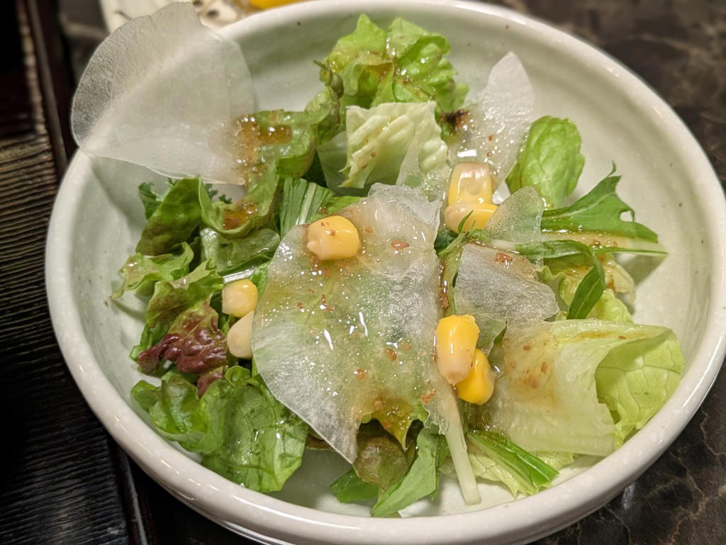 開店10分後で滑り込みセーフ！幻の「限定10食」, 目の前に現れたのは、宝石箱のような海鮮丼！, 具沢山お味噌汁にデザートまで！驚愕の1,500円, 限定10食を狙うなら、11時30分の入店がオススメ！