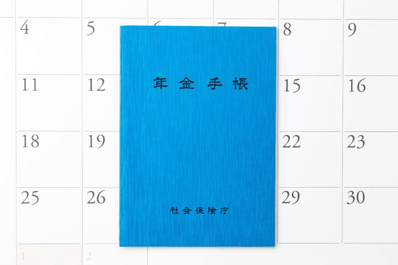 日本の公的年金、その基本的な仕組みとは, 【2026年度】最新の年金受給額はいくら？, 国民年金・厚生年金の受給額モデルケース（2026年度）, 厚生年金と国民年金で見る受給額の個人差, 厚生年金の平均受給月額と男女差, 国民年金の平均受給月額と男女差, シニア世帯の平均所得と収入の内訳, 高齢者世帯における平均所得額の実態, 高齢者世帯の所得構成、収入源の内訳は？, 年金収入のみで生活する高齢者世帯はどのくらい？, 総所得に占める公的年金の割合で見る世帯数