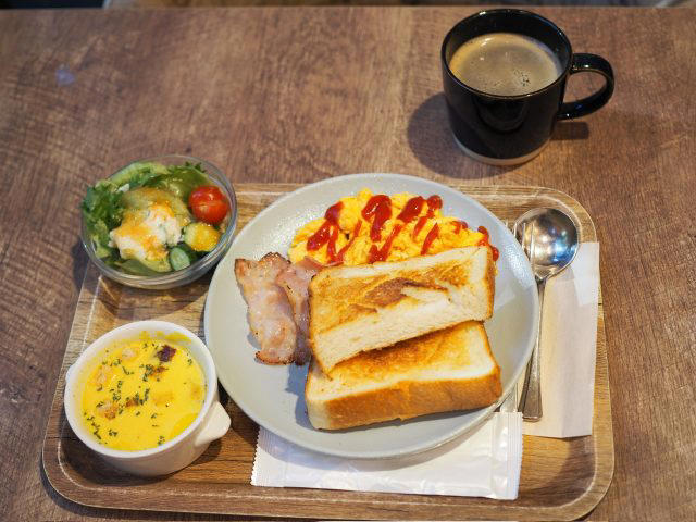朝の日差しに包まれる、心地よいイートイン空間, 10:00まで楽しめるモーニングプレート, 思わずときめく、圧巻のパンとスイーツたち, バター香るトーストと、やさしいスープ, モーニングの前後に。新宿中央公園でお散歩を, デイジイ西新宿店