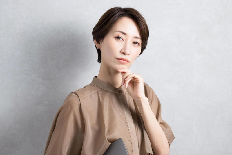 【65歳以上・無職夫婦】平均的な家計の収支は？公的データで見るリアルな数字, 65歳以上・無職の夫婦世帯における家計収支の内訳, 1カ月あたりの収入：年金が大部分を占める, 1カ月あたりの支出：生活費と税金・社会保険料, 【平均貯蓄額】65歳以上の無職夫婦世帯はいくら保有している？, 貯蓄額の推移と内訳：65歳以上の無職・二人以上世帯の場合, 有職者も含む【65歳以上世帯】の貯蓄額データ, 貯蓄額の分布：平均値と中央値の差はなぜ生まれる？, 【年金受給額】国民年金と厚生年金の平均額と男女差を比較, 平均年金月額から見える個人差の実情, 国民年金（老齢基礎年金）の平均受給月額, 厚生年金（国民年金部分を含む）の平均受給月額, 【生活のゆとり】高齢者世帯の生活意識調査から見る実態, 生活意識調査の結果：「苦しい」が半数以上, 【働き方別】将来の年金額はどう変わる？5つのモデルケースを紹介, モデルケース1：厚生年金への加入期間が長い男性, モデルケース2：国民年金への加入期間が長い男性, モデルケース3：厚生年金への加入期間が長い女性, モデルケース4：国民年金への加入期間が長い女性, モデルケース5：国民年金第3号被保険者期間が中心の女性, まとめ：平均はあくまで目安。自身の状況把握から始めよう