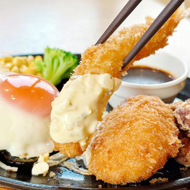 ココスでは、見た目も味も大満足の「欲張りメニュー」を販売中です。, 何から食べるか迷ってしまう、欲張りなプレート。, ツヤツヤの目玉焼きに、ワクワクが止まりません！, お肉の旨みが詰まったハンバーグが絶品です！, 唐揚げも、ハンバーグに負けない存在感です。, お肉だけじゃなく、魚介も楽しめて贅沢！, 濃厚なカニクリームコロッケに感動しました。, 主役級のオールスターを、野菜がしっかり引き立てています。, とっても贅沢で、お腹も心も満たされました！
