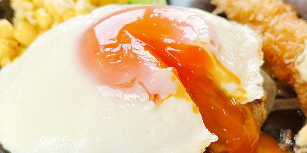 ココスでは、見た目も味も大満足の「欲張りメニュー」を販売中です。, 何から食べるか迷ってしまう、欲張りなプレート。, ツヤツヤの目玉焼きに、ワクワクが止まりません！, お肉の旨みが詰まったハンバーグが絶品です！, 唐揚げも、ハンバーグに負けない存在感です。, お肉だけじゃなく、魚介も楽しめて贅沢！, 濃厚なカニクリームコロッケに感動しました。, 主役級のオールスターを、野菜がしっかり引き立てています。, とっても贅沢で、お腹も心も満たされました！