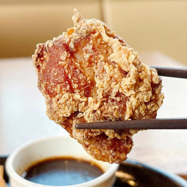 ココスでは、見た目も味も大満足の「欲張りメニュー」を販売中です。, 何から食べるか迷ってしまう、欲張りなプレート。, ツヤツヤの目玉焼きに、ワクワクが止まりません！, お肉の旨みが詰まったハンバーグが絶品です！, 唐揚げも、ハンバーグに負けない存在感です。, お肉だけじゃなく、魚介も楽しめて贅沢！, 濃厚なカニクリームコロッケに感動しました。, 主役級のオールスターを、野菜がしっかり引き立てています。, とっても贅沢で、お腹も心も満たされました！