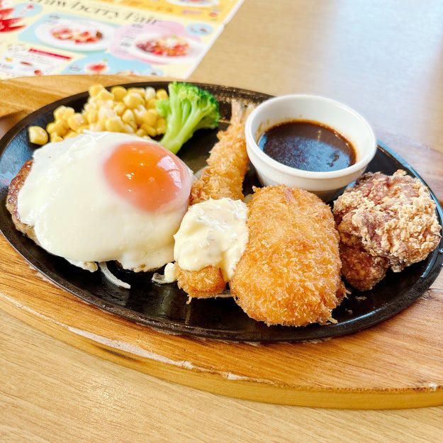 ココスでは、見た目も味も大満足の「欲張りメニュー」を販売中です。, 何から食べるか迷ってしまう、欲張りなプレート。, ツヤツヤの目玉焼きに、ワクワクが止まりません！, お肉の旨みが詰まったハンバーグが絶品です！, 唐揚げも、ハンバーグに負けない存在感です。, お肉だけじゃなく、魚介も楽しめて贅沢！, 濃厚なカニクリームコロッケに感動しました。, 主役級のオールスターを、野菜がしっかり引き立てています。, とっても贅沢で、お腹も心も満たされました！