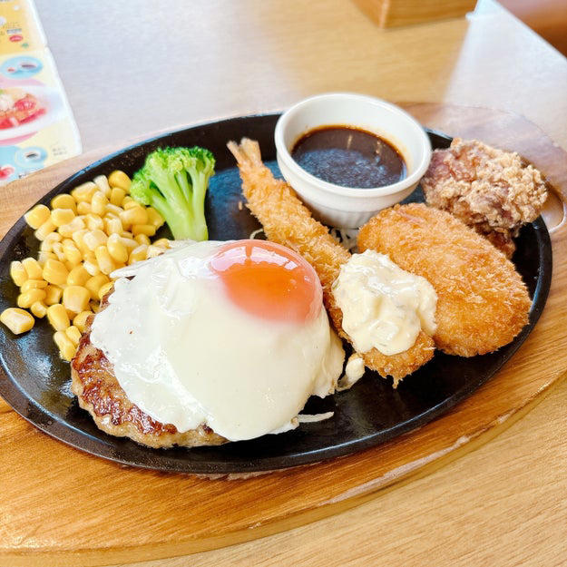 ココスでは、見た目も味も大満足の「欲張りメニュー」を販売中です。, 何から食べるか迷ってしまう、欲張りなプレート。, ツヤツヤの目玉焼きに、ワクワクが止まりません！, お肉の旨みが詰まったハンバーグが絶品です！, 唐揚げも、ハンバーグに負けない存在感です。, お肉だけじゃなく、魚介も楽しめて贅沢！, 濃厚なカニクリームコロッケに感動しました。, 主役級のオールスターを、野菜がしっかり引き立てています。, とっても贅沢で、お腹も心も満たされました！