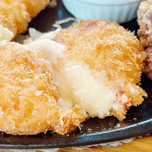 ココスでは、見た目も味も大満足の「欲張りメニュー」を販売中です。, 何から食べるか迷ってしまう、欲張りなプレート。, ツヤツヤの目玉焼きに、ワクワクが止まりません！, お肉の旨みが詰まったハンバーグが絶品です！, 唐揚げも、ハンバーグに負けない存在感です。, お肉だけじゃなく、魚介も楽しめて贅沢！, 濃厚なカニクリームコロッケに感動しました。, 主役級のオールスターを、野菜がしっかり引き立てています。, とっても贅沢で、お腹も心も満たされました！
