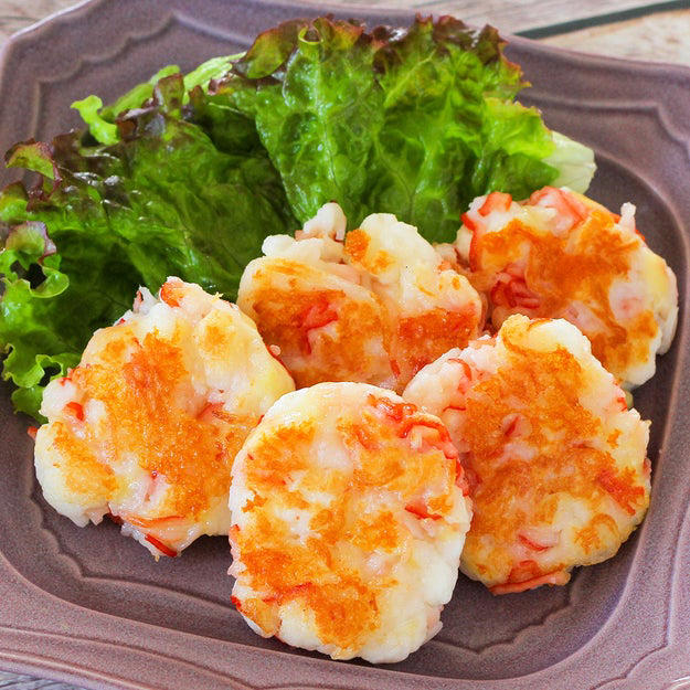 カニカマとはんぺんのチーズ焼き, 【材料3つ！混ぜて焼くだけ！】お弁当にピッタリなおかずレシピ, カニ風味かまぼこと大葉のチーズ春巻き, 【カニカマはもう、そのまま食べません】やらなきゃ損しちゃうおかずレシピ, カニ風味かまぼこの餃子, 「カニカマ史上いちばんうまい食べ方♡」挟んで焼くだけで、超簡単おかずレシピ！