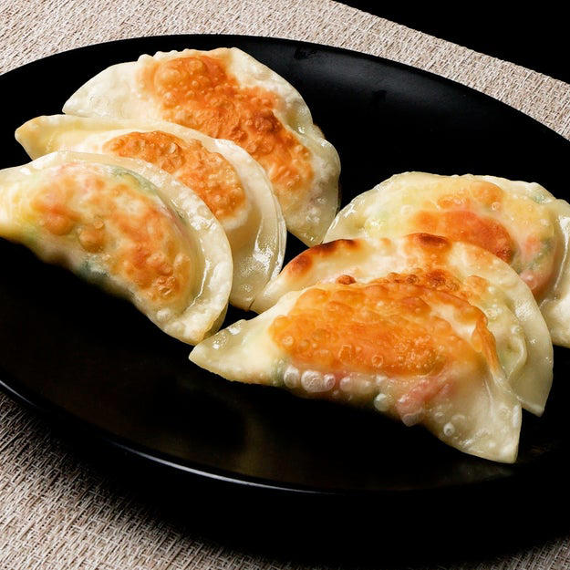 カニカマとはんぺんのチーズ焼き, 【材料3つ！混ぜて焼くだけ！】お弁当にピッタリなおかずレシピ, カニ風味かまぼこと大葉のチーズ春巻き, 【カニカマはもう、そのまま食べません】やらなきゃ損しちゃうおかずレシピ, カニ風味かまぼこの餃子, 「カニカマ史上いちばんうまい食べ方♡」挟んで焼くだけで、超簡単おかずレシピ！