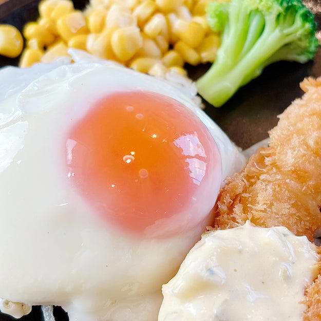 ココスでは、見た目も味も大満足の「欲張りメニュー」を販売中です。, 何から食べるか迷ってしまう、欲張りなプレート。, ツヤツヤの目玉焼きに、ワクワクが止まりません！, お肉の旨みが詰まったハンバーグが絶品です！, 唐揚げも、ハンバーグに負けない存在感です。, お肉だけじゃなく、魚介も楽しめて贅沢！, 濃厚なカニクリームコロッケに感動しました。, 主役級のオールスターを、野菜がしっかり引き立てています。, とっても贅沢で、お腹も心も満たされました！
