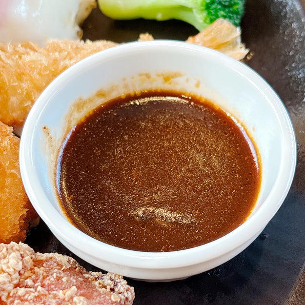 ココスでは、見た目も味も大満足の「欲張りメニュー」を販売中です。, 何から食べるか迷ってしまう、欲張りなプレート。, ツヤツヤの目玉焼きに、ワクワクが止まりません！, お肉の旨みが詰まったハンバーグが絶品です！, 唐揚げも、ハンバーグに負けない存在感です。, お肉だけじゃなく、魚介も楽しめて贅沢！, 濃厚なカニクリームコロッケに感動しました。, 主役級のオールスターを、野菜がしっかり引き立てています。, とっても贅沢で、お腹も心も満たされました！
