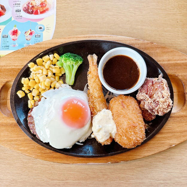ココスでは、見た目も味も大満足の「欲張りメニュー」を販売中です。, 何から食べるか迷ってしまう、欲張りなプレート。, ツヤツヤの目玉焼きに、ワクワクが止まりません！, お肉の旨みが詰まったハンバーグが絶品です！, 唐揚げも、ハンバーグに負けない存在感です。, お肉だけじゃなく、魚介も楽しめて贅沢！, 濃厚なカニクリームコロッケに感動しました。, 主役級のオールスターを、野菜がしっかり引き立てています。, とっても贅沢で、お腹も心も満たされました！