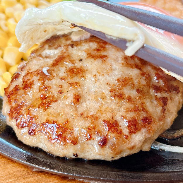 ココスでは、見た目も味も大満足の「欲張りメニュー」を販売中です。, 何から食べるか迷ってしまう、欲張りなプレート。, ツヤツヤの目玉焼きに、ワクワクが止まりません！, お肉の旨みが詰まったハンバーグが絶品です！, 唐揚げも、ハンバーグに負けない存在感です。, お肉だけじゃなく、魚介も楽しめて贅沢！, 濃厚なカニクリームコロッケに感動しました。, 主役級のオールスターを、野菜がしっかり引き立てています。, とっても贅沢で、お腹も心も満たされました！