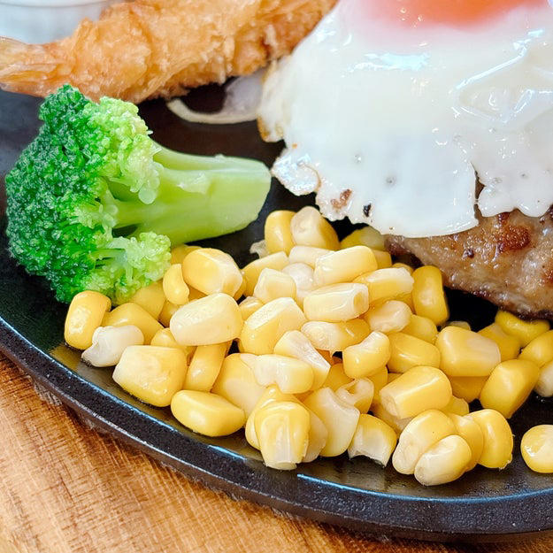 ココスでは、見た目も味も大満足の「欲張りメニュー」を販売中です。, 何から食べるか迷ってしまう、欲張りなプレート。, ツヤツヤの目玉焼きに、ワクワクが止まりません！, お肉の旨みが詰まったハンバーグが絶品です！, 唐揚げも、ハンバーグに負けない存在感です。, お肉だけじゃなく、魚介も楽しめて贅沢！, 濃厚なカニクリームコロッケに感動しました。, 主役級のオールスターを、野菜がしっかり引き立てています。, とっても贅沢で、お腹も心も満たされました！